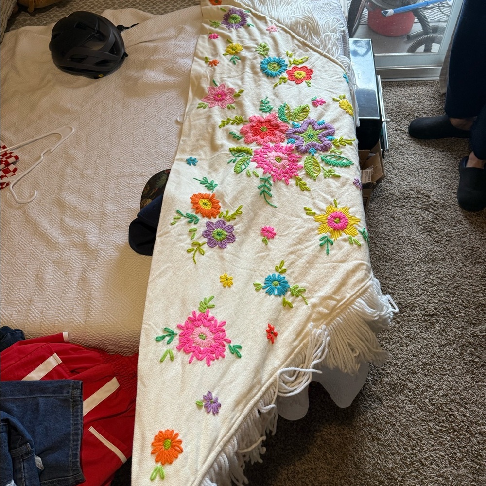VINTAGE Floral Embroidered Shawl with Fringe - Picture 3 of 4